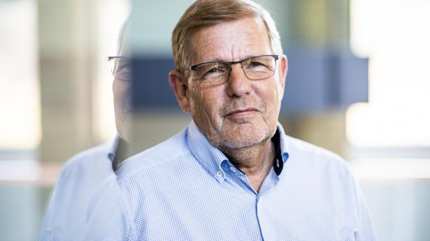 Niels Skylvad har tjekket underskrifter og stået for store internationale betalingssamarbejder. Nu siger han farvel til Sydbank efter 48 år. Foto: Jes Jessen, PR Sydbank