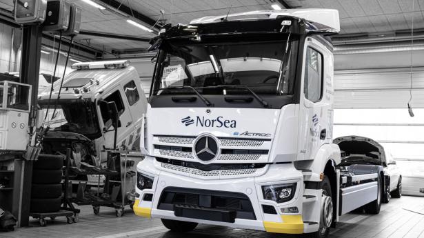 NorSea har netop investeret i en af de første fuldelektriske lastbiler på det danske marked. Den nye Mercedes eActros LongHaul klarer ifølge NorSeas Vice President Logistics Anders Aalund Olsen ’op til 400 kilometer på batteriet på en god dag.