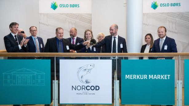 Holdet bag børsnoteringen af Norcod, da handlen blev indledt på Oslo Børs. Jan Severin Sølbæk står som nr. fem fra venstre. PR-foto: Thomas Brun / NTB