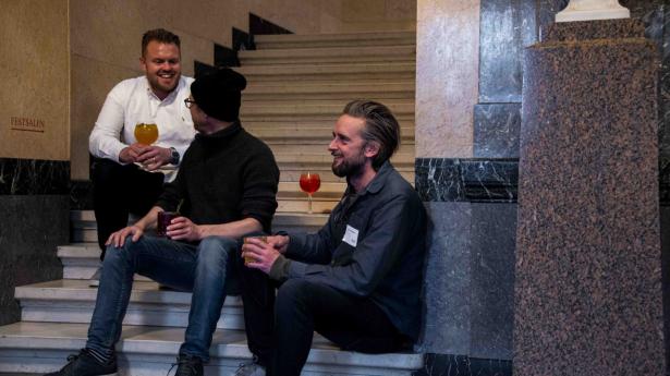 Carlsbergs Mads Egeskov Bach (t.v.), Lars Toke Graugaard og Troels Præst Andersen fra Njord fotograferet på trappen i Carlsbergs Forsknings Laboratorium.