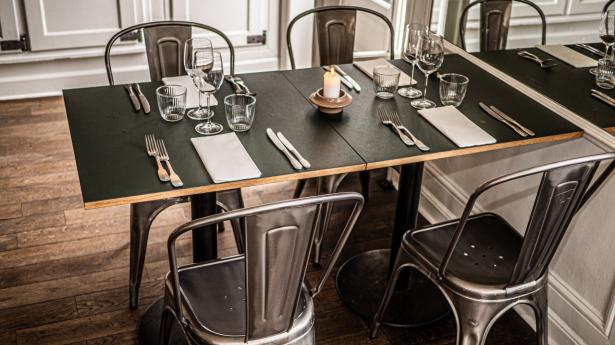 Den nye restaurant på Skovshoved Hotel er indrettet i en såre enkel stil og virker mest egnet til et glas vin og et par østers. Foto: Ole Troelsø