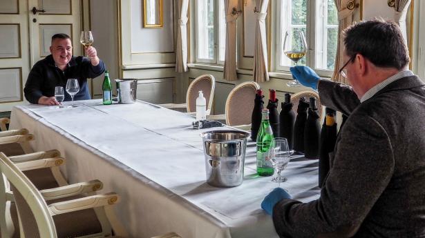 Jan Restorff (t.v.) og Ole Troelsø under blindsmagningen på Søllerød Kro, som handlede om dyre vine, der er sat ekstra ned grundet corona krisen.