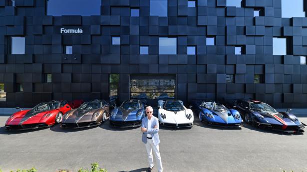 Pagani Copenhagen blev fornylig åbnet af bilmærkets grundlægger, Horacio Pagani, der her står foran en række Paganier ved Formula Automobiles bilhus i Kgs. Lyngby. Målet er at servicere skandinaviske kunder. Fotos: Thor Laugesen