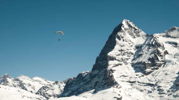 Foran Victoria-Jungfrau Grand Hotel & Spa er en stor grøn plads, hvorfra man kan tage på paragliding-tur op i bjergene. PR-foto: Mattias Nutt