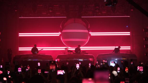 Når det danske band Whomadewho går på scenen under deres verdensturné, er det ligeledes danske BIG, der har stået for scenografien. PR-foto