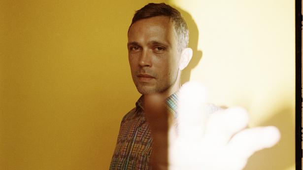 For at vide, hvem man er, skal man vide, hvad man
kommer fra. Derfor har kunstner Mathias Malling 
Mortensen været helt tilbage i kunsthistorien og til sin egen berømte morfar for at finde sin egen stil, der i 
øjeblikket næsten ikke er til at komme udenom