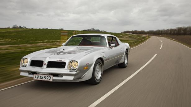 Pontiac Firebird er søsterbil til Chevrolet Camaro og var GM's konkurrent til Ford Mustang. Testbilen fra 1976 er lakeret i Sterling Silver og udstøder en uforlignelig V8-bas.