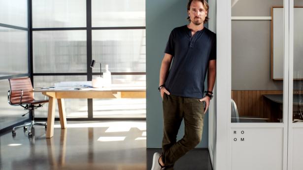 Morten Meisner-Jensen, stifter af interiørvirksomheden Room, lancerer tre nye produkter, deriblandt et mobilt mødelokale til to-fire personer. PR-foto