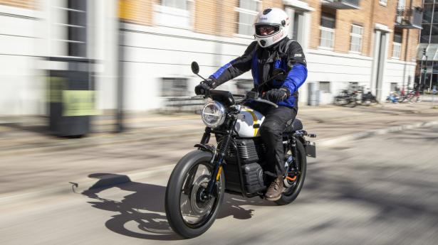 Man kommer kvikt og næsten lydløst på tværs af byen på en elmotorcykel, og der burde være langt flere af dem i bybilledet i stedet for biler med én person. Foto: Søren Juul