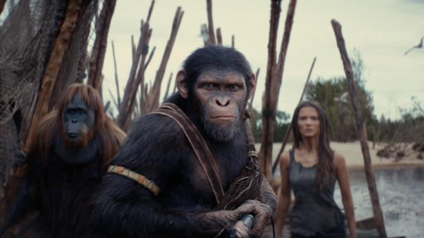Raka, Noa og Mae går til angreb på abetyrannen i “Kingdom of the planet of the apes”. Det er en effektiv fantasyfilm. PR-foto: 20th Century Studios