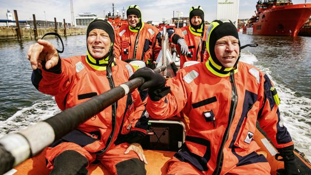 Morten Helveg-Petersen (R) var forleden på vandet med rederiet Esvagts adm. direktør Peter Lytzen (tv). Rederiet kan blive hårdt ramt, hvis briterne efter nytår sætter nye barrierer op for tjenesteydelser som søtransport. Foto: Robert Attermann