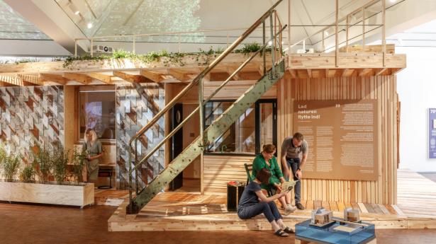 Vandkunstens bud på et billigt hus til en familie på fire. Det er 37 kvm bygget i træ og med så mange genbrugselementer som muligt. Læg mærke til den store tagterrasse. PR-foto: R. Hjortshøj