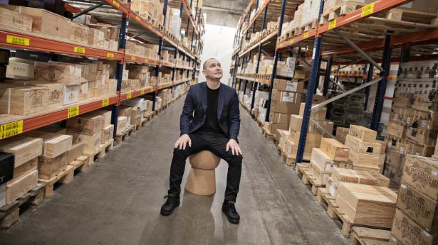 Rarewines stifter, Rasmus Nielsen, vil ikke lave om på sin forretningsmodel. I stedet vil han tydeliggøre over for sine investorer, hvordan han får sin fortjeneste i sin “avancerede købmandsforretning”. Foto: Cathrine Ertmann