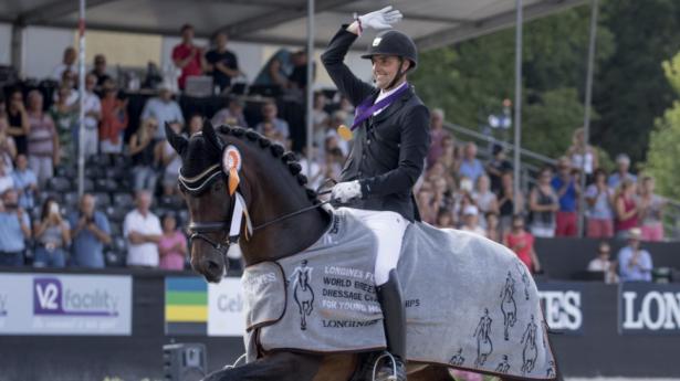 Andreas Helgstrand er ikke kun direktør. Han rider stadig. Her på hesten Revolution, som han blev verdensmester på i 2018 – angiveligt det ypperste, man kan vinde på ungheste. PR-foto