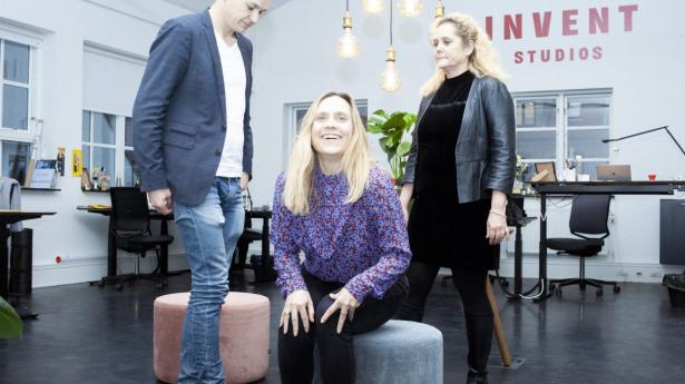 Reinvent har leveret et mesterstykke i EU-samarbejde. Det første danske filmselskab, som får en garantiordning fra EIF. Og så på hele 195 mio. kr.
På billedet: Rikke Ennis (i mønstret skjorte), Helene Aurø og Frederik Nelsson. Foto: Andreas Vinther
