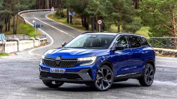 Austral Hybrid har benzinmotor, to elmotorer, et 2,0 kWh batteri og en gearkasse med i alt ti trin. Teknikken kan fungere i 15 kombinationer. Foto: A. Hansen