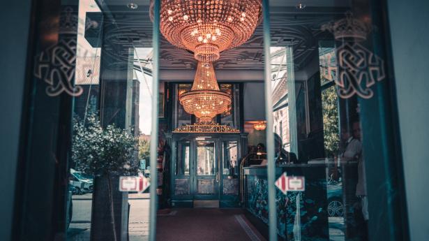 Hotel Royals elevator er en oplevelse i sig selv og fremstår, som var man med i en Hollywood-film. PR-foto