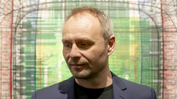 I udstillingen “Fodbold i 5 dimensioner” maler Søren Meibom ikke bare portrætter af fodboldspillere men kaster sig over fodbolden på mange andre måder. Foto: Andreas Vinther