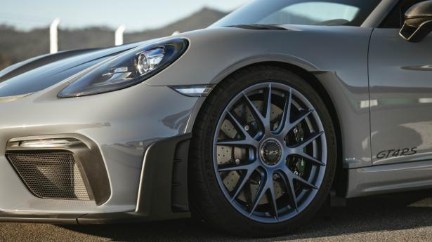 Mere power kræver bedre bremser: Skiverne i Cayman GT4 RS er vokset fra 380 til 408 mm. Fotos: Juergen Tap
