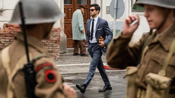 Dominic Cooper minder om en ung Sean Connery, som agent Fielding Scott i agentserien “Spy City”. Han har gjort sit til at kandidere til James Bond rollen efter Daniel Craig. PR-foto: Dusan Martincek