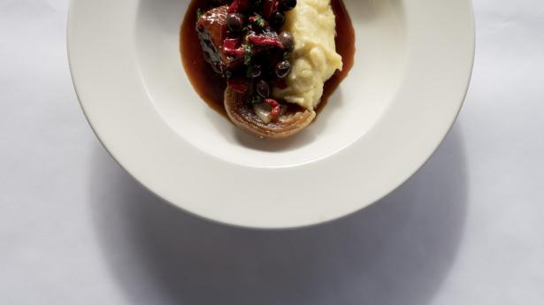 Lammeragout med masser af saft og kraft, sorte oliven og peberfrugt.