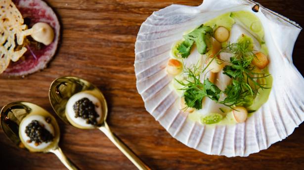 Caviarske og kammusling ceviche fra forretten Skærebrættet.