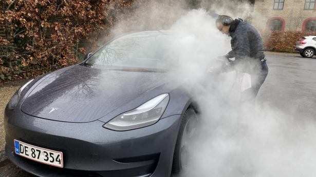 Steamrex rengør 45.000 biler om året. Her får en privat Tesla en damprens på Østerbro i København. Foto: S. Bachmann