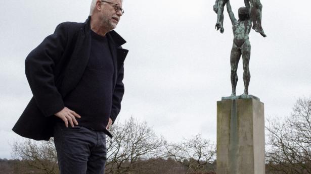 Steffen Jacobsen er vild med Tegners skulpturer i parken i Dronningmølle. De er urovækkende, tankevækkende, dramatiske og kompromisløse. Foto: Andreas Vinther