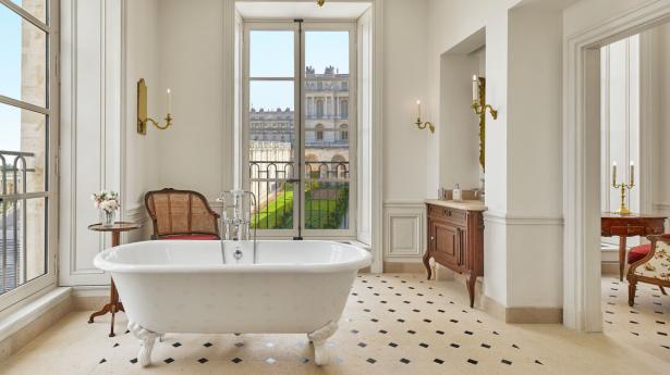 Indretningstip: Stil dit badekar midt på gulvet, ligesom Marie Antoinette. Husk evt. bademåtte.