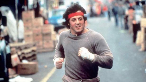 1979. Sylvester Stallone 
i “Rocky 2“ og fitnessbølgen var med til at bringe joggingbukser fra træningsrummet ud på gaden. Nu har Covid 19 givet joggingsættet en hovedrolle i garderoben. PR-foto