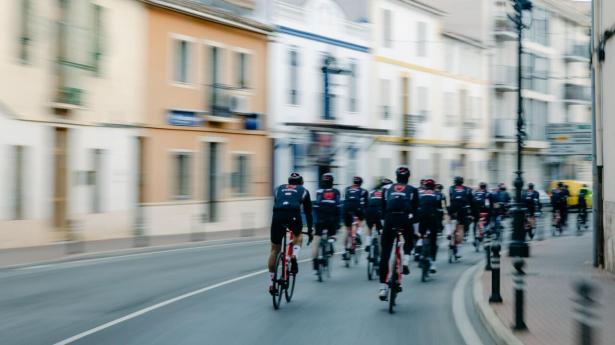 Rytterne kørte omkring 1431 km på den to uger lange træningslejr. De cyklede i 46 timer. PR-foto