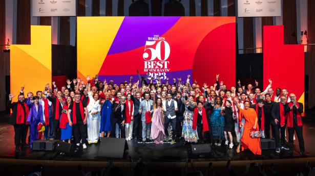 Restauranter fra 24 territorier på fem kontinenter danner grundlaget for de 50, som optages på The World’s 50 Best Restaurants-listen. Her er de fotograferet ved prisceremonien i Valencia 20. juni 2023. Foto: David Holbrook.