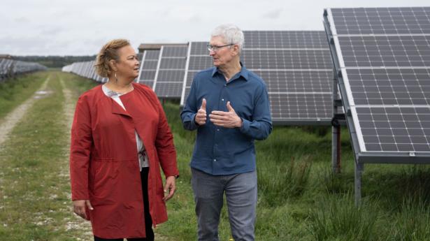 Apples adm. direktør, Tim Cook, samt Lisa Jackson, Apples direktør for miljø, politik og sociale initiativer, besøgte onsdag en solcellepark i Thisted. PR-foto
