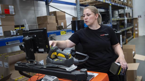 En justering af regler om scanning og sporing af cigaretter er et af de forslag, der ligger og venter i regeringens ekspertgruppe EU- og Regelforum. Her er det Coop-medarbejder Stina Johansen på kædens lager i Odense. 
Foto: Tim Kildeborg Jensen