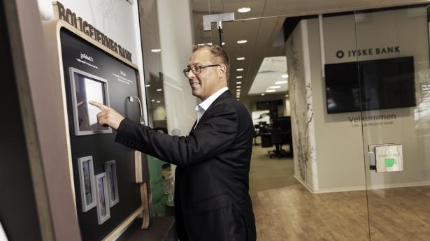 Kunderne er digitale og derfor meget mere på skærmene end førhen, oplever Tom Palving, der er Center of Excellence Lead hos Jyske Bank med fokus på salg og kundeloyalitet. Foto: Jacob Nielsen