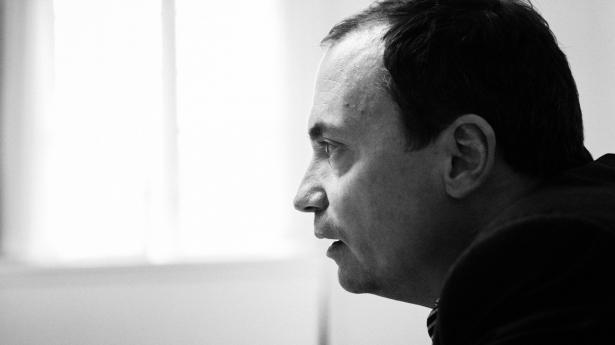 Efter han sagde ja til for mange investeringer, skrev han på et stykke papir til sig selv: “DONT INVEST”, selvom han næsten var fuldtidsinvestor. Foto: Walther Bølge