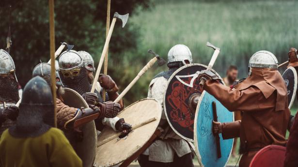 Du vil ikke se mange sværd, hvis nogen, i vikingernes kamp. Sværdet var forbeholdt de mest velstående vikinger. Øksen, spyddet og faktisk også skjoldet var de mest effektive våben. Foto: Jacob Nyborg