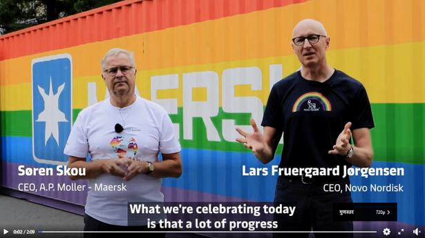 Topcheferne Søren Skou, A.P. Møller-Mærsk, og Lars Fruergaard Jørgensen, Novo Nordisk, optrådte i Pride-farvede T-shirts ved World Pride i sommer. Foto: Maersk Facebook