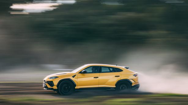 Urus kom til Danmark i 2019 og er forløbig solgt i 80 eksemplarer. SUV’en har fem sæder og deler platform med Porsche Cayenne, Bentley Bentayga og Audi Q8.