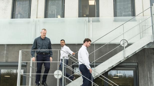 Steen Michael Erichsen, adm. direktør i Velliv (t.v.), Jon Lieberkind og Mathias Bredkjær (t.h.), stiftere af Grandhood, indgår nyt samarbejde. Foto: Sara Gangsted