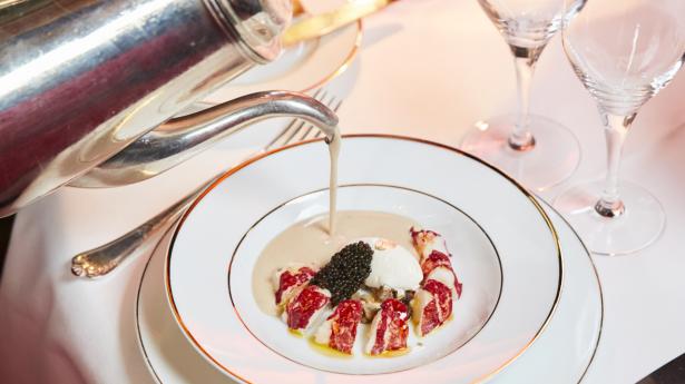 Hummer med kastanje-velouté og caviar er en af husets fire forretter.