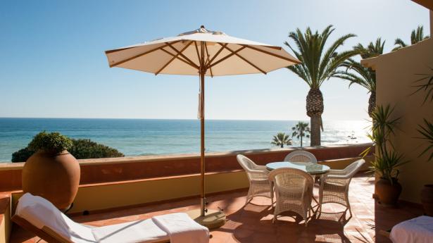 Den private terrasse i Vila Joyas Deluxe Royal Suite 1001 Nights med udsigt over Atlanterhavet. PR-foto