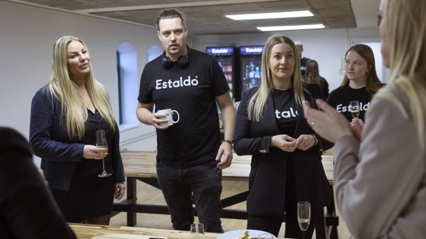 Jakob Neua Nørgaard og Ann Rosenskjold (tv.), to af stifterne bag ejendomsportalen Estaldo, hentede torsdag 2,75 mio. kr. i iværksætterprogrammet “Løvens Hule”.
Foto: Claus Bjørn Larsen