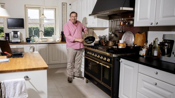 Tv-kokken, restauratøren, kapelmesteren og youtuberen James Price  har mange udenlandske stamsteder, men det vigtigste er hans eget køkken i Nordsjælland pga. hans elskede komfur. Foto: Simon Fals