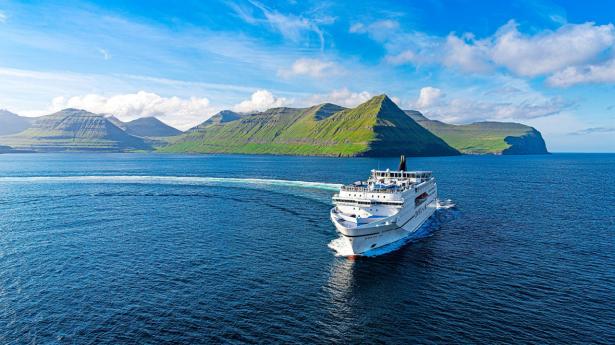 Med over 700 andre passagerer, heraf en del krydstogtgæster, rutebilister og erhvervsfolk, sejlede vi over Nordsøen langs Norges kyster og videre mod Nordatlanten. PR-foto: skyfish.com