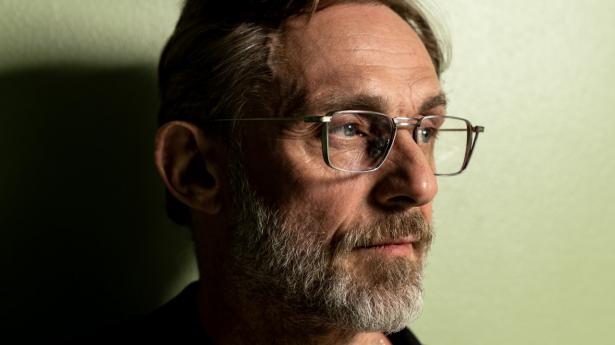 Roland Møller har ambitioner om at instruere en tv-serie, han skrev under corona. Og så drømmer han om at spille Erik Den Røde i en stor international vikingserie. Foto: Esther Kofoed Sørensen
