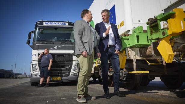 Safe Green Logistics har udarbejdet en løsning til transportbranchen, hvor CO2-udledningen nedbringes, uden at kvaliteten ifølge virksomheden ændrer sig. 
Keld Rørmose CCO her sammen med stifter Heine Blach Jensen. Foto : Claus Bjørn Larsen