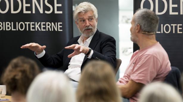 Omkring 100 læsere lytter opmærksomt til Karl Ove Knausgård på Odense Bibliotek. Snakken går både om “Min Kamp” og hans nyeste romaner. PR-foto: Lars E. Andreasen