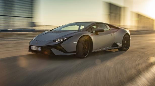 Huracán Tecnica låner designelementer fra fronten af hyperbilen Lamborghini Sian. Den nye front skovler effektivt kølende luft ind til kulfiberbremserne. Fotos: Wolfango Spaccarelli. Børsen var inviteret til Spanien af Lamborghini, der betalte transport og ophold, men ikke har haft indflydelse på artiklens indhold.