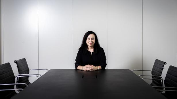 Toppen hos de største virksomheder er hvid. Nada Elboayadi er den eneste dansker med etnisk minoritetsbaggrund blandt 754 bestyrelses- og direktionsmedlemmer. Foto: Simon Fals